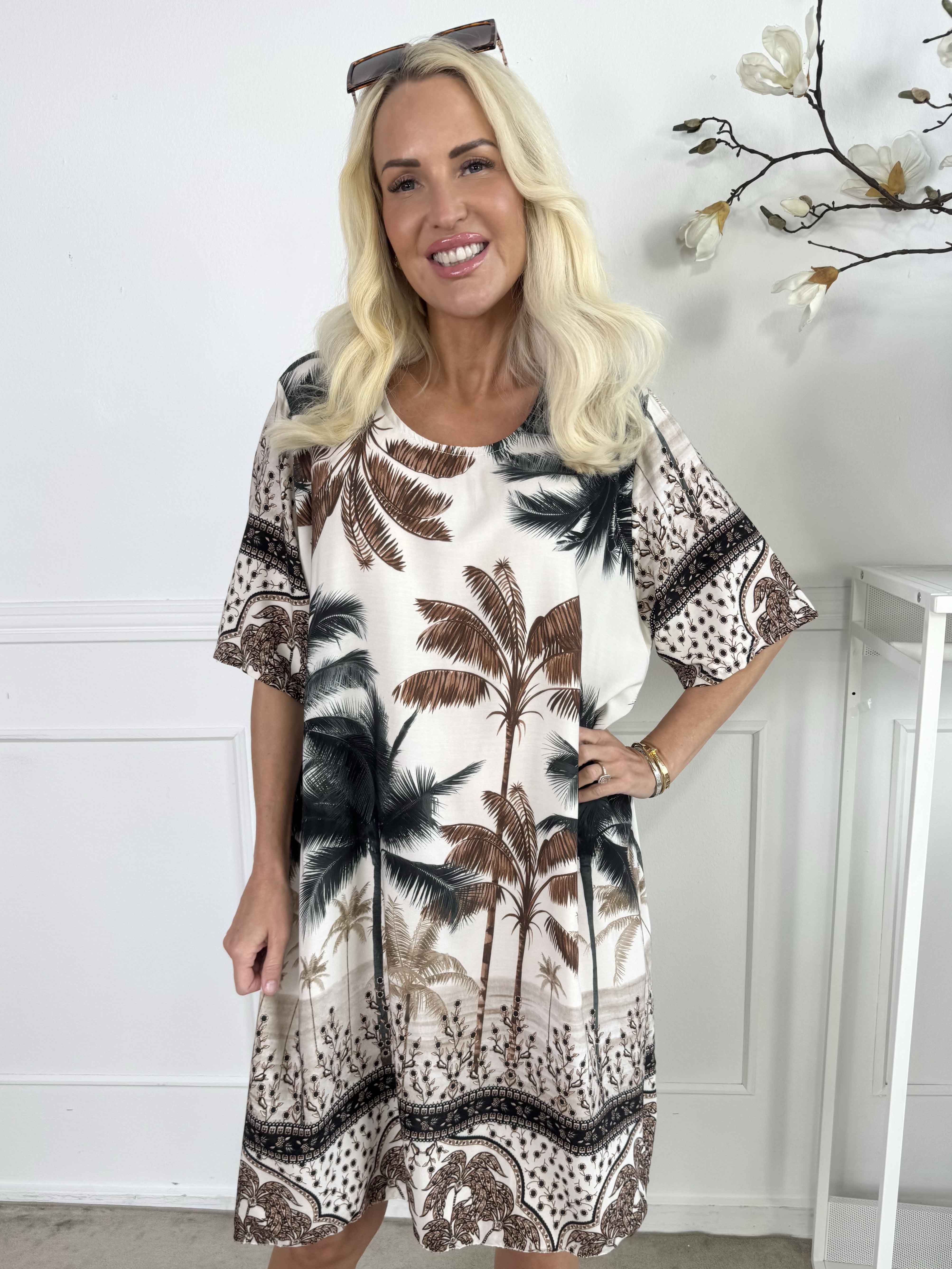 Julia - Sommarklänning med palmer och mönster